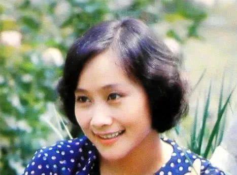著名演员黄梅莹:命运坎坷,中年爆红,与初恋演员丈夫相守到老