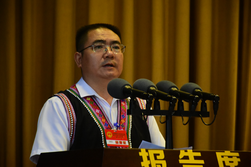 新当选的孟连县第十五届人民政府县长张志东作了表态发言.