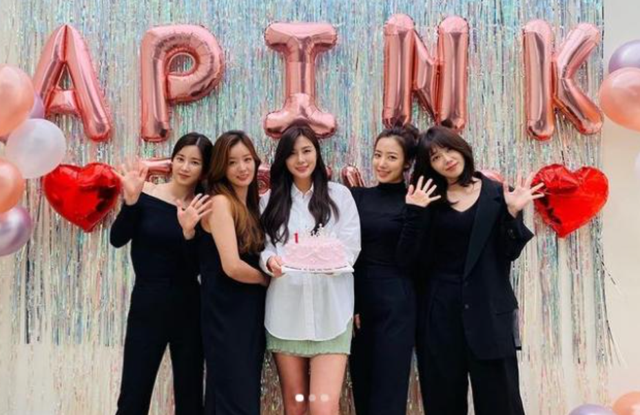 apink尹普美上传生日照,唯独不见孙娜恩,难道yg不放人?