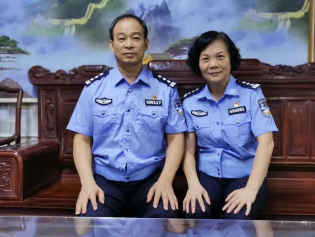 谭永忠:二级高级警长,退休(今年五月份) 张芸:四级高级警长 (婚龄34年