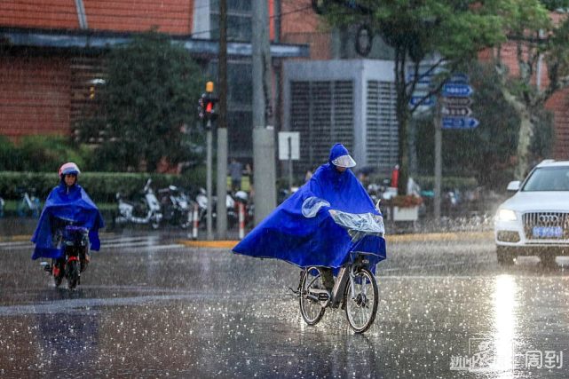 下班高峰时段暴雨袭城,不少人被淋成"落汤鸡