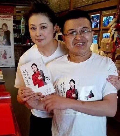 据报道,于月仙与张学松相识于中戏校园,两人是同学,毕业后结婚,相知
