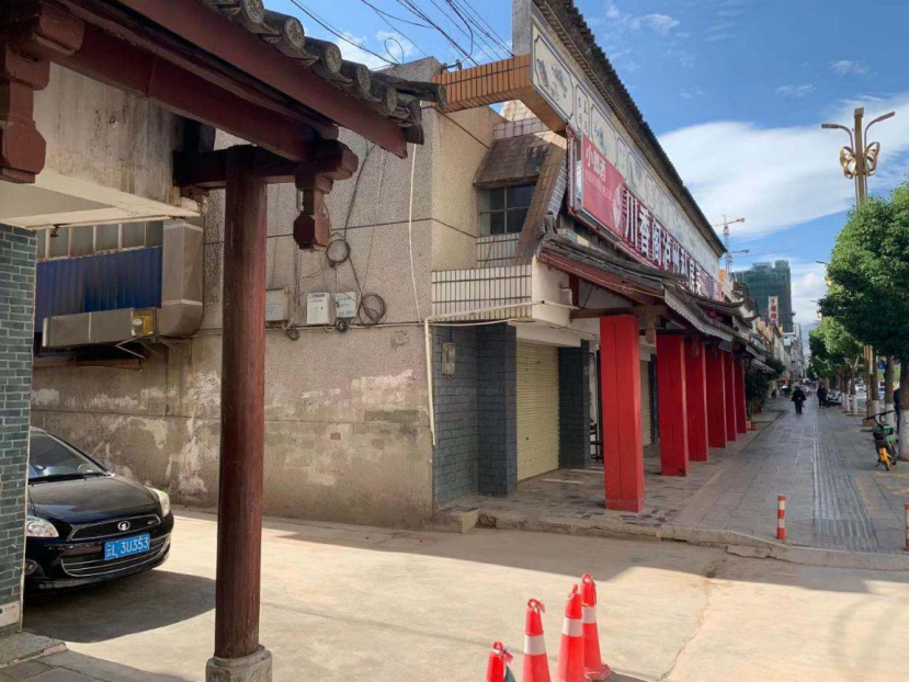 综合行政执法局经济技术开发区分局在漾濞路开展路域环境专项整治行动