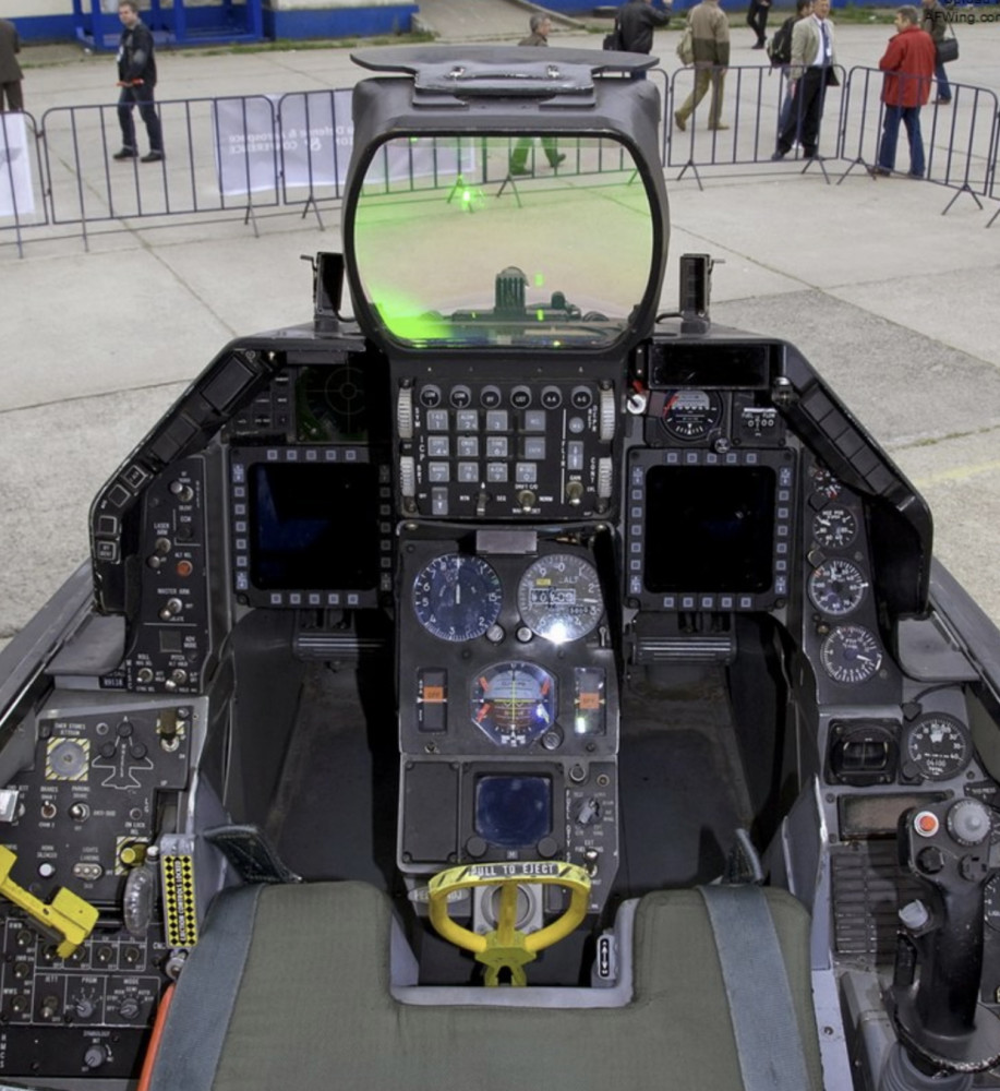 f-16战斗机座舱进化史,从仪表为主到全玻璃化,见证科技的进步