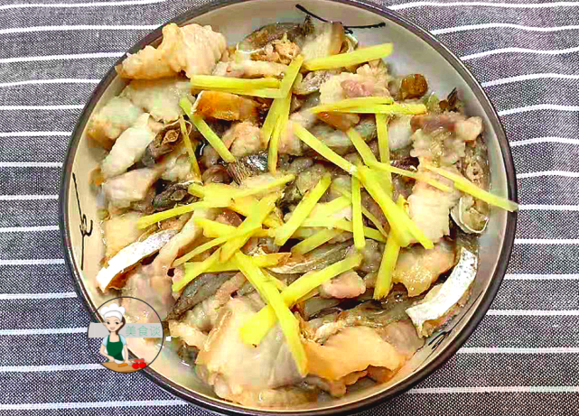 出锅上桌即可享用,这样一道家常版的:咸鱼蒸腩肉就做好啦,这样搭配