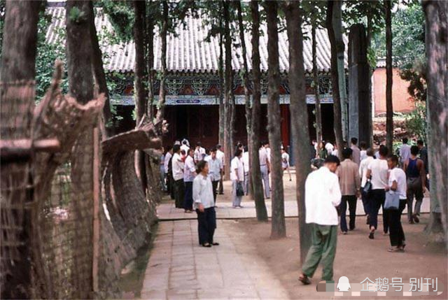 80年代少林寺老照片:商业气息渐浓,游客熙熙攘攘