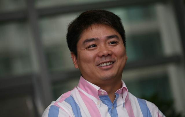 刘强东年轻时的照片,实在让人心酸,网友坦言"这才是白手起家"