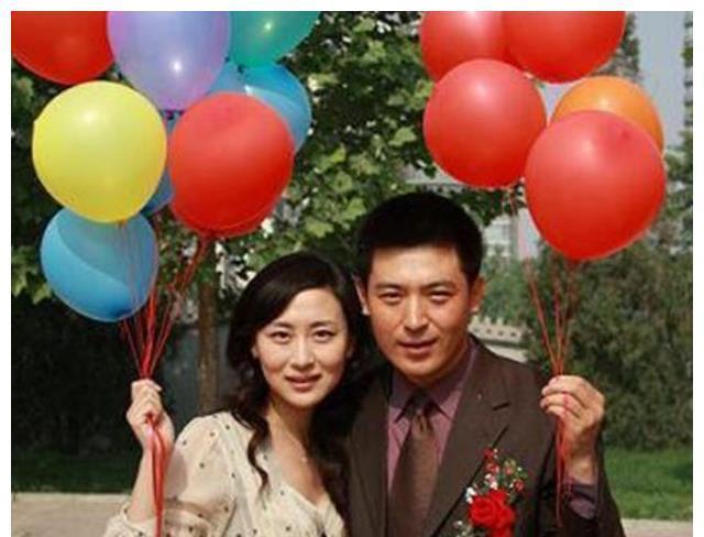 呆在话剧团不久,孙涛和李莉就领证结婚了.