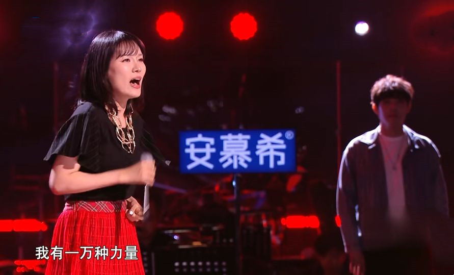 不过,姚晓棠的颜值虽然高,但唱功方面明显弱了些,只有黄霄云一人转身.