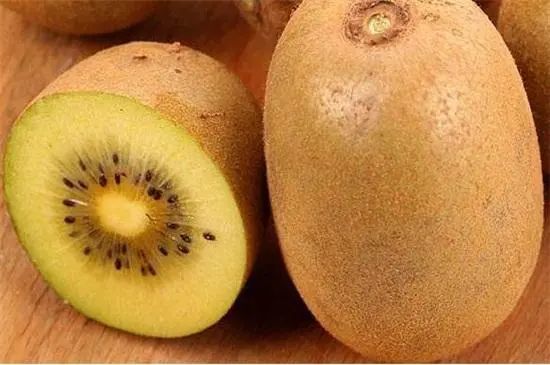 果肉为金黄色,果皮是光滑的褐色,是我国四川特有的猕猴桃品种