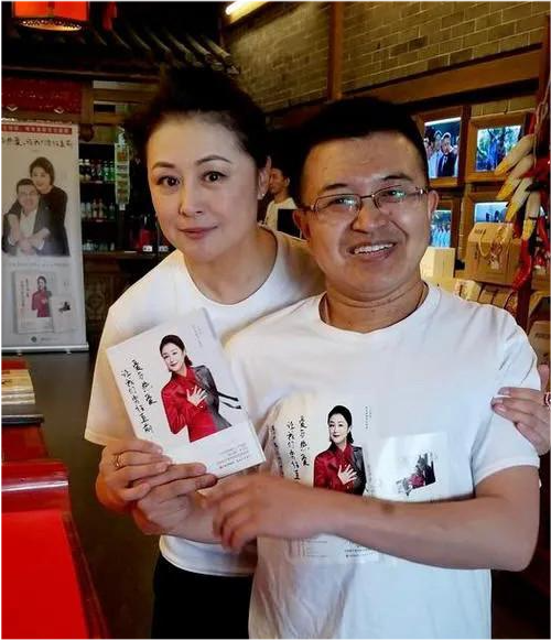 于月仙葬礼上3个关键人物:弟弟于英杰,伯乐马丽娟