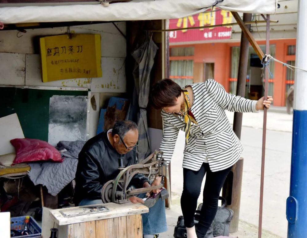 补三十年,污浊双手铸匠心 " / 时过境迁 当年曾遍布大街小巷的修鞋摊