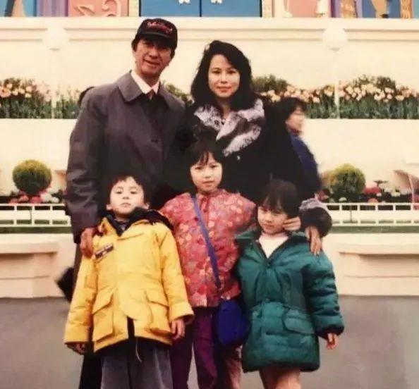 赌王最美女儿与窦骁突然分手?起因竟是这张被偷拍的照片