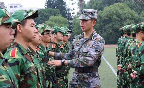 军训时教官"讨厌"的3类学生,全班同学也讨厌,无一例外