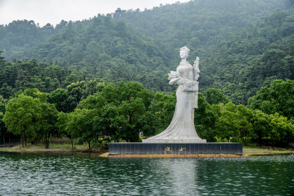 湖南一个国家级水利风景区,是酒埠江旅游区核心景区