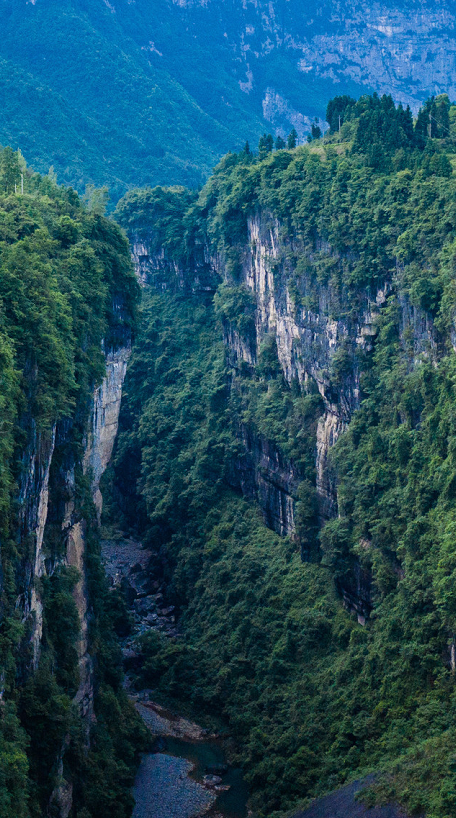 湖北一5a级景区,地跨三省交界处,可与美国科罗拉多大峡谷媲美