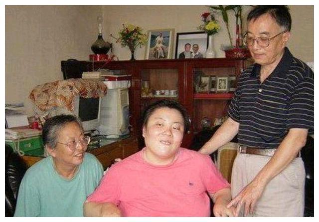 清华才女朱令铊中毒,像7岁孩子般被父母照顾27年,至今