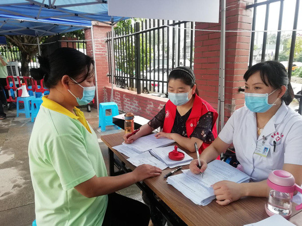 高新区金凤镇:教师志愿者帮忙疫苗接种