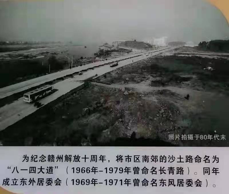 中国人民解放军四野48军战士雄赳赳跨过浮桥进城,江西赣州城解放