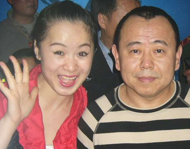 潘长江的妻子,结婚38年被宠成贵妇,今61岁却整容成40岁的模样!