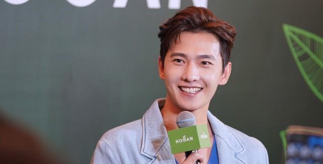 杨洋的长相太"少年"了,就算梳着略显油腻的发型,也好帅气