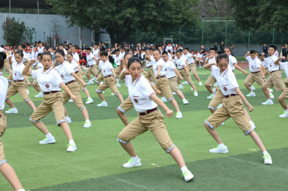 重庆40所中学校服大比拼!