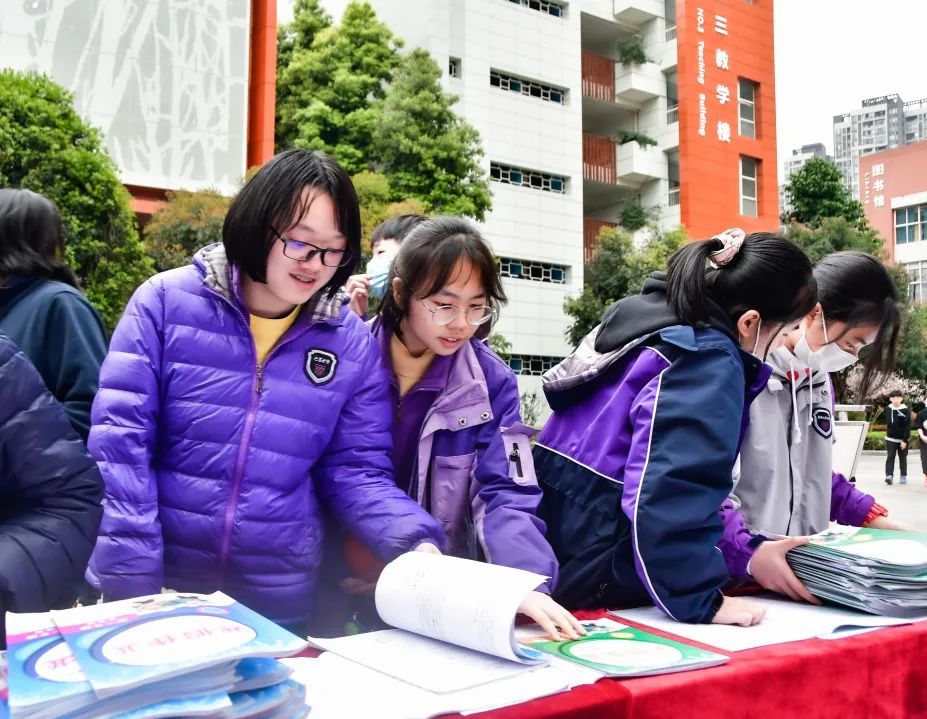 重庆市字水中学校 字水中学的校服色彩搭配亮眼,体现着学生青春飞扬的