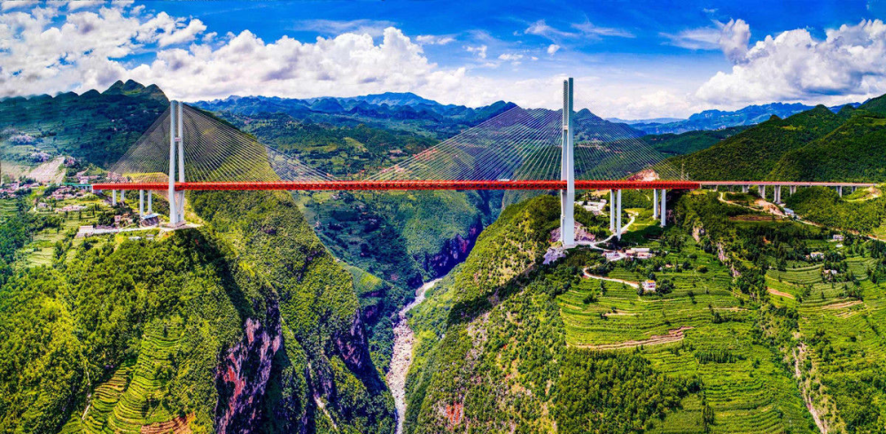 在中国国内有着相当多的世界级桥梁,就在最近,中国有一座大桥火了,这