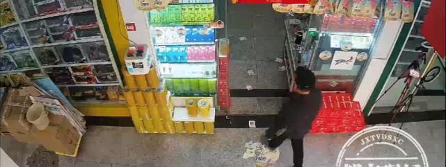 趁店主不在男子走进彩票店打了1000元彩票 你猜他中了