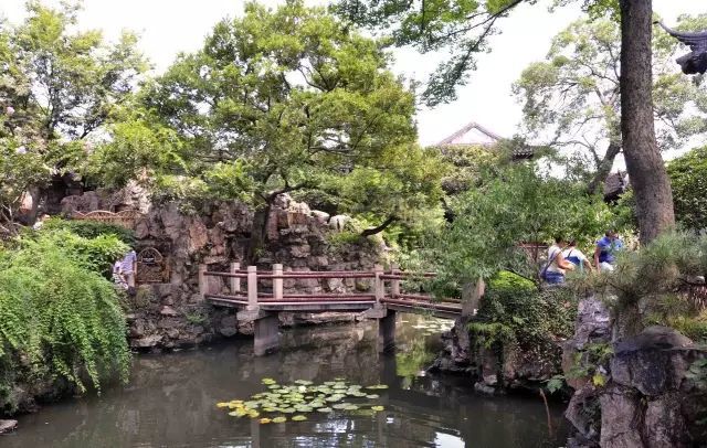 而耦园这座黄石假山,在有限的空间内居然营造了多种景观 雄浑但不死板