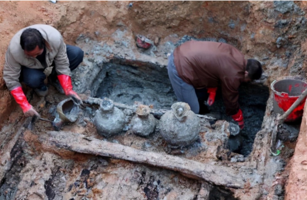 挖掘机挖到古墓,考古队在墓中发现名刺,专家直呼古代版身份证