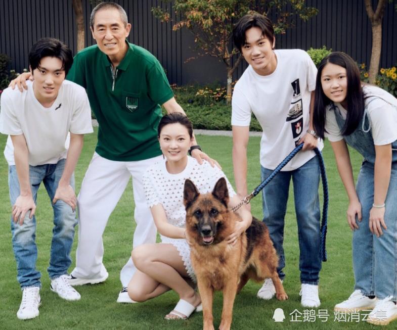 张艺谋妻子陈婷晒全家福,一家五口好温馨,小31岁娇妻似两辈人