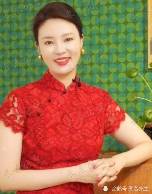 43岁央视主持人刘芳菲近照曝光,身穿大红旗袍婉约柔美