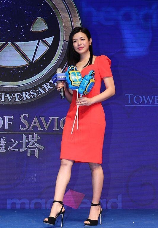 陈妍希真有了当妈的样子,穿紫色风衣挺优雅,白皙肤色