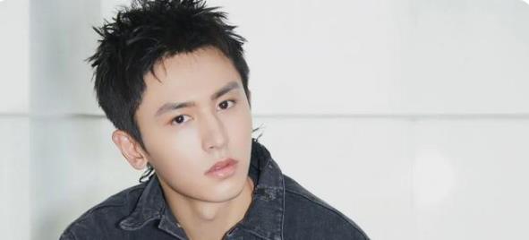 张哲瀚真实家庭背景曝光,与前日本首相儿子亲密合影