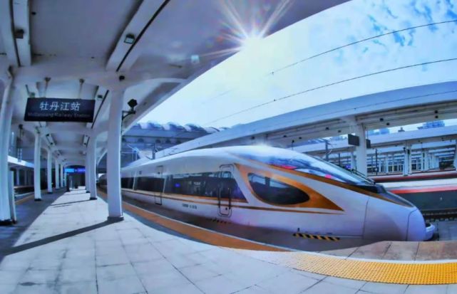 重磅|牡佳高铁新型复兴号高寒动车组快速通过鸡西西站
