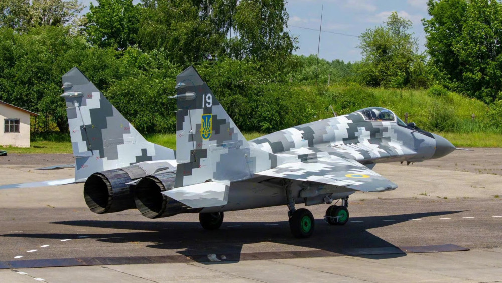乌克兰空军米格-29战斗机,涂装一流性能垫底,为b52轰炸机护航