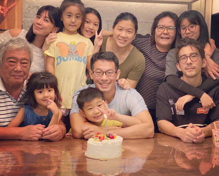 妹和亲生父亲仍有联系,16岁生日时,就是在父亲孙志浩以及继母林若亚