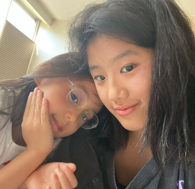贾静雯大女儿晒自拍为妹妹庆生,16岁梧桐妹长相高级,与继父相处融洽