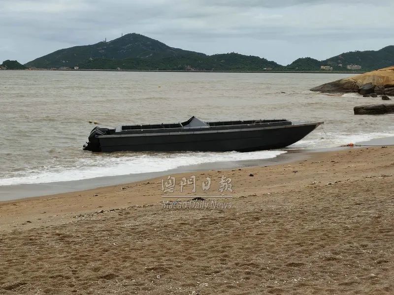 "大飞"高速铲上竹湾海滩,当时有不少泳客