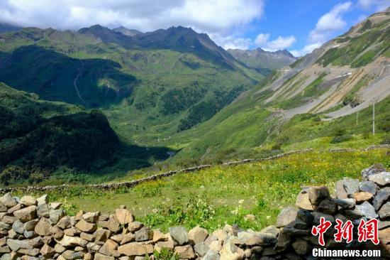 夏日的西藏山南玉麦乡.