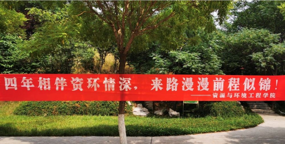 大学的毕业季到了,各个大学挂起"送别横幅",内容看得太扎心