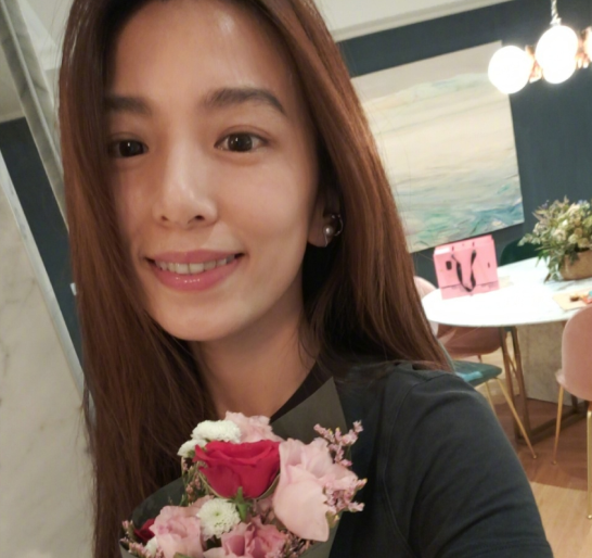 参观田馥甄生活中的家,不仅装修朴素,客厅还挂着衣服很随性