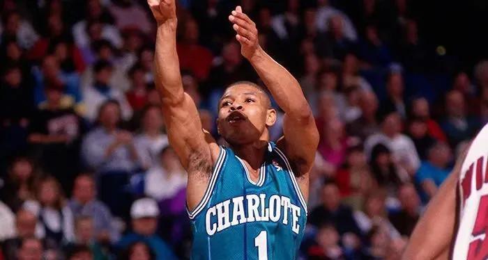 博格斯身高1米6,是最矮的球员,他为何能在nba立足14年