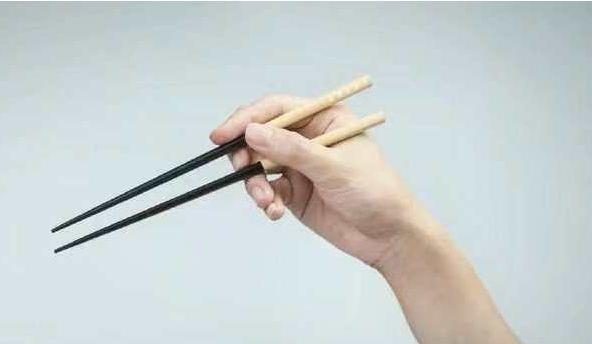 老人说的话真不假,揭晓你拿筷子的姿势,看你一生命好还是命苦!