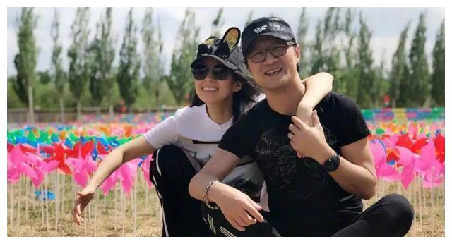 汪峰晒一家五口温馨合照,为小儿子周岁庆生,大女儿凭颜值抢镜
