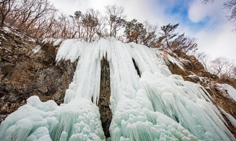 东北最大的冰瀑布群,位于辽宁本溪,冬天美成了仙境