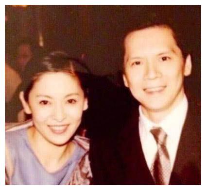 1973年,李小龙死在丁佩床上,向华强坚持娶她,为何又被