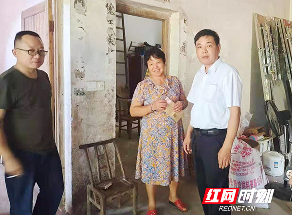 彭春明回忆当时景象,泪水不禁湿了眼眶.