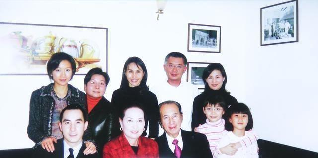 只生了一个女儿萧玟铮,后来因为调查其弟死因,被萧家扫地出门;何猷光